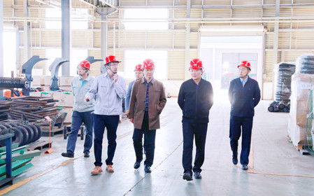 標題：中國農(nóng)機院領(lǐng)導(dǎo)一行到華德牧草公司調(diào)研
瀏覽次數(shù)：1616
發(fā)表時間：2024-04-18