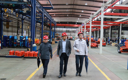 標題：中國農(nóng)機院黨委副書記、總經(jīng)理苑嚴偉深入華德牧草公司調(diào)研指導
瀏覽次數(shù)：2118
發(fā)表時間：2024-07-22