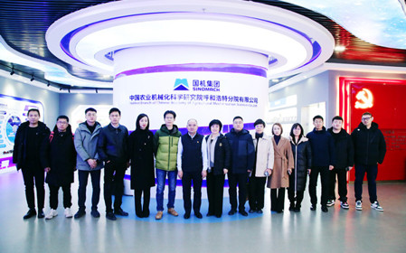 標題：蒙草集團總裁朱長虹一行到呼和浩特分院調(diào)研交流
瀏覽次數(shù)：2249
發(fā)表時間：2024-12-20