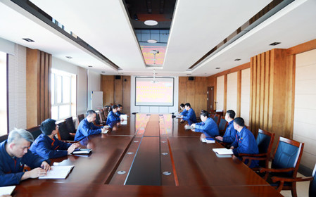 標(biāo)題：華德牧草公司召開深入貫徹中央八項規(guī)定精神學(xué)習(xí)教育動員部署會暨2025年全面從嚴(yán)治黨工作會議
瀏覽次數(shù)：2047
發(fā)表時間：2025-04-07